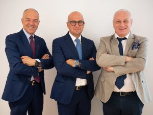 Foto di gruppo con Gianluca Girardi, Direttore Commerciale BNT Banca (a sinistra); Giulio Fezzi, Presidente Phoenix Capital (al centro); Umberto Seretti, Consigliere Delegato BNT Banca (a destra).